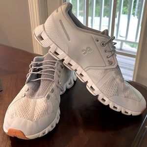 On Cloud light grey women’s shoes